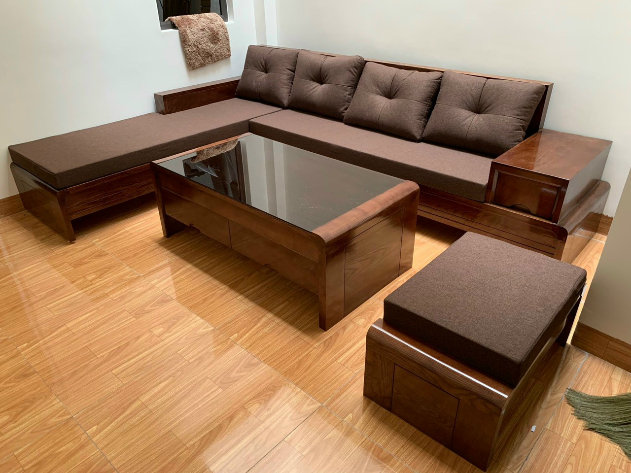 Mẫu bàn ghế gỗ thiết kế nhỏ gọn, đơn giản phù hợp phòng khách nhỏ và vừa